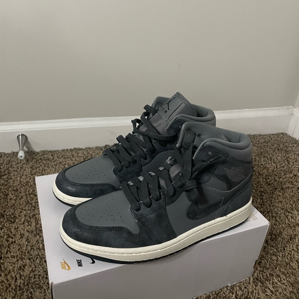 Brand new unworn Women’s air Jordan 1 mid